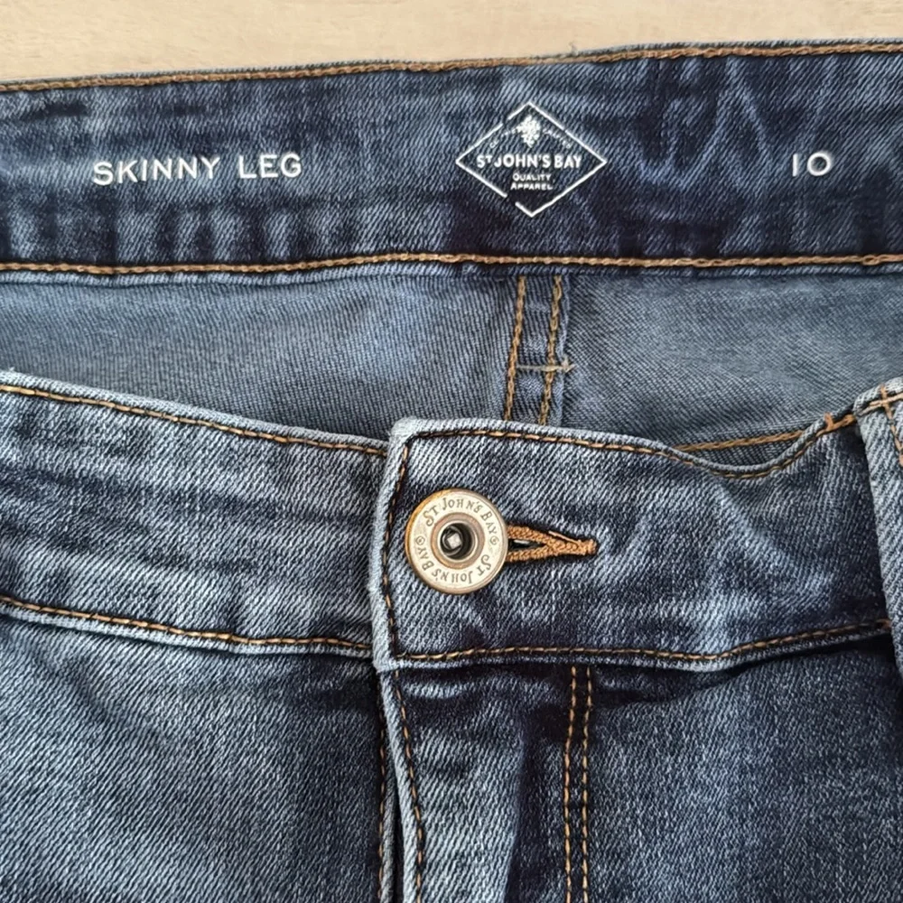 St. John's Bay Skinny Jeans w/ Decorative Embroidered Side Detail EUC Size 10 - Picture 4 of 5